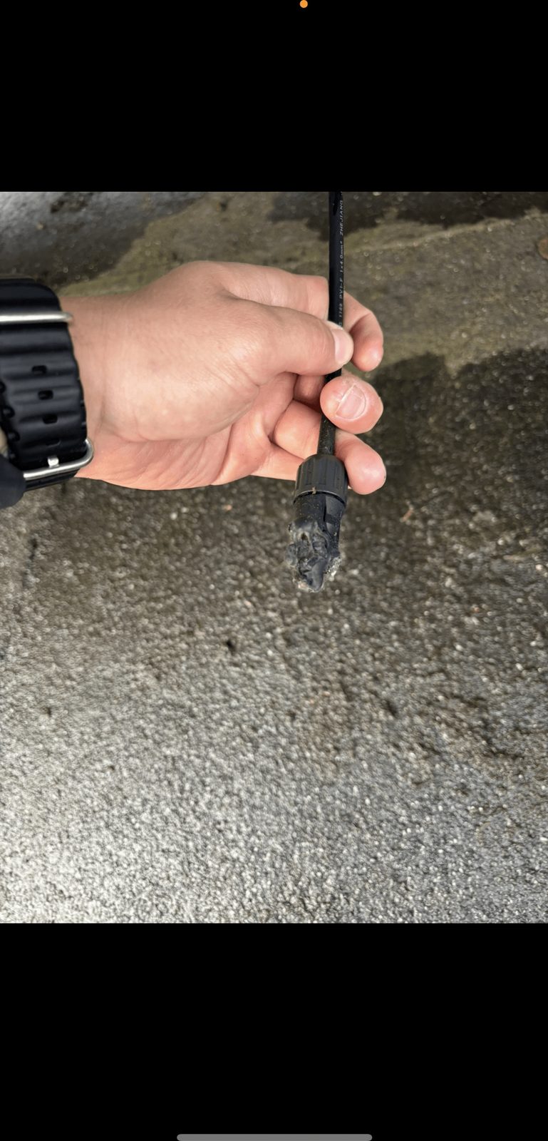 Tekniker med DC-stik under kontrol af strengforbindelser