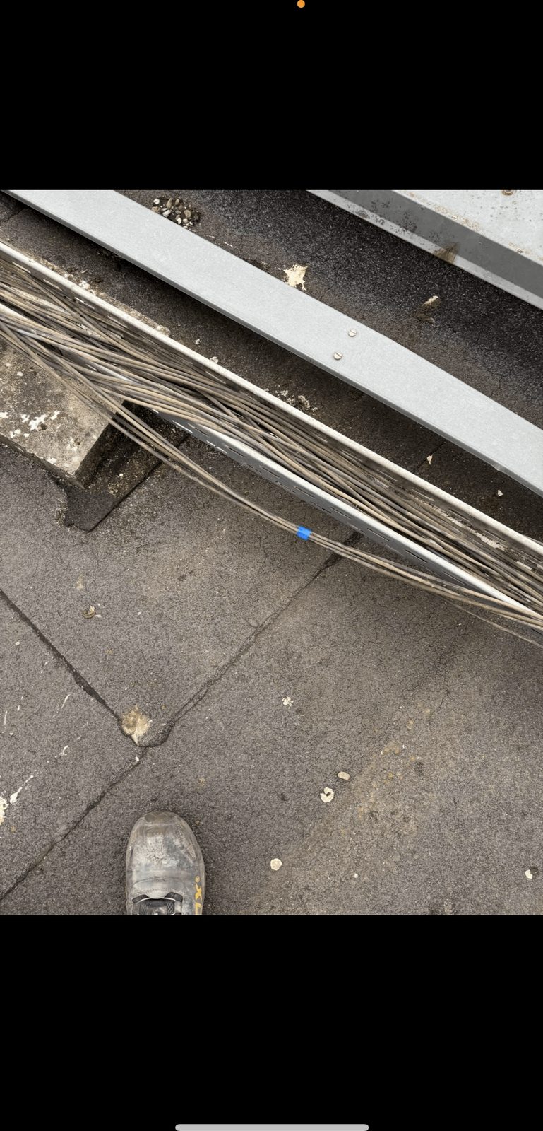 Panelrækker og skinner set fra tagkanten