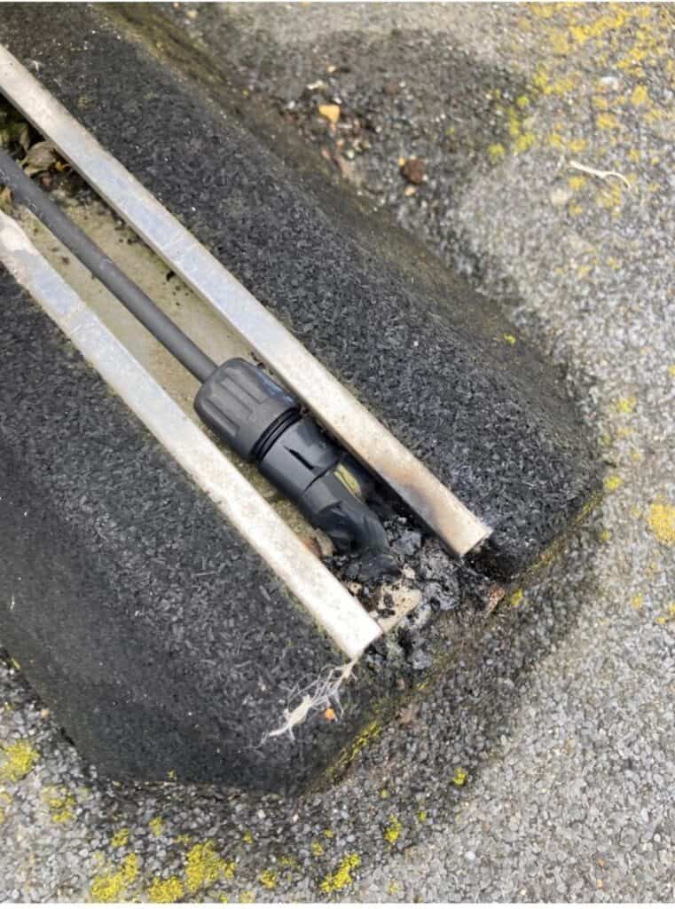 Fugtpåvirket MC4-stik på et ballastmonteret solcelleanlæg