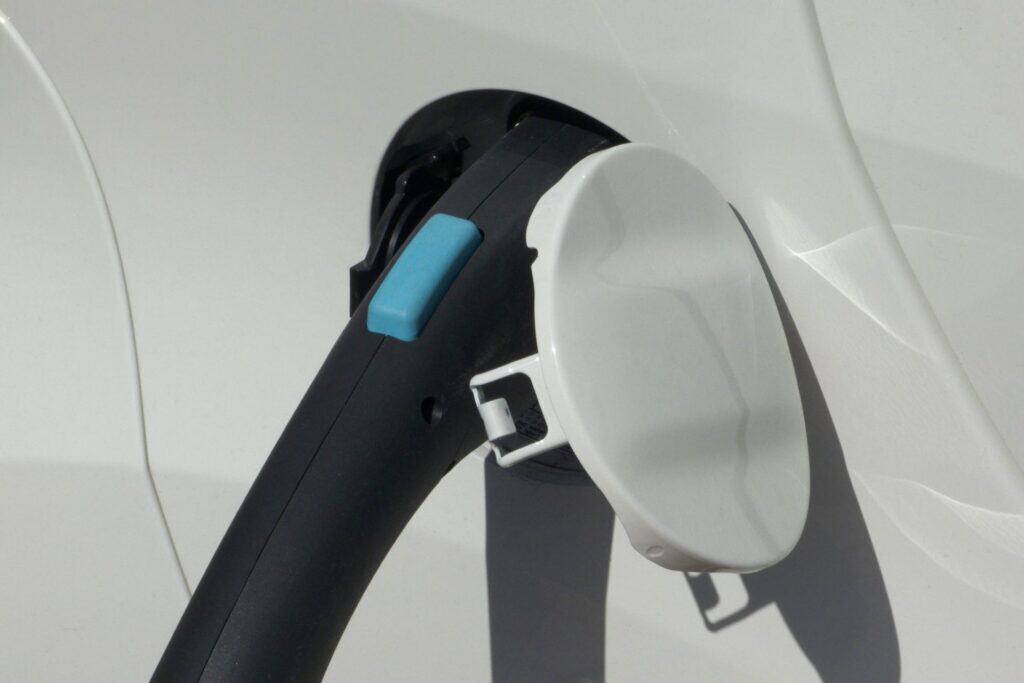 Ladekabel tilsluttet en elbil ved en ladestander
